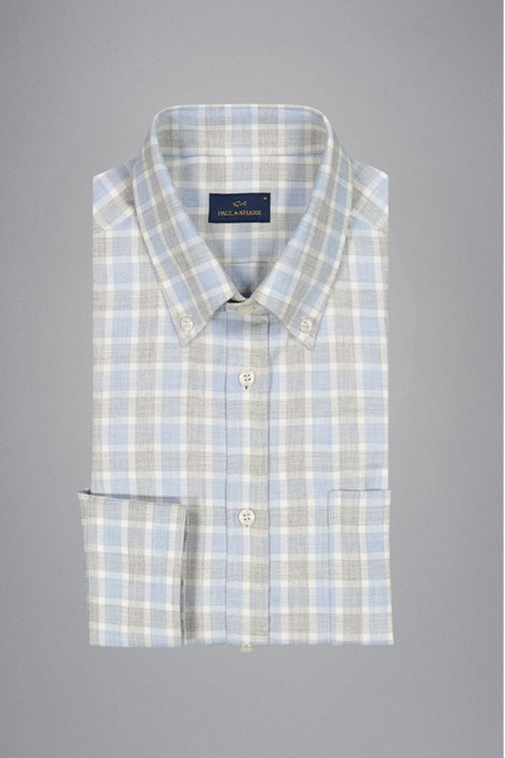 Chemise en flanelle à carreaux bleu pâle et gris, douce et confortable, idéale pour une tenue hivernale.
