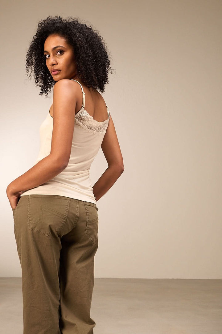 Camisole avec dentelle, fines bretelles, coupe près du corps, style polyvalent, idéal sous un blazer.