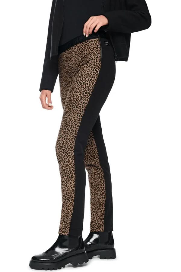 Pantalon ajusté avec imprimé animalier, bandes unies latérales et taille élastique offrant confort et style pour un look tendance.
