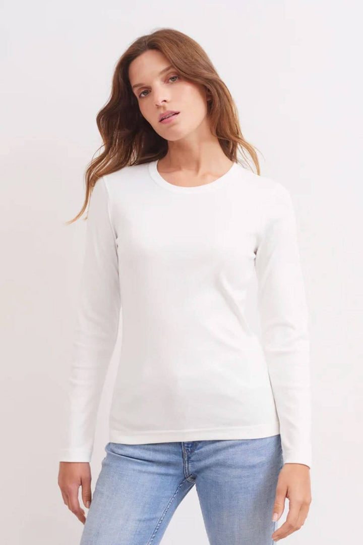 Chandail à manches longues blanc en jersey de coton, coupe droite, col rond, style casual chic.