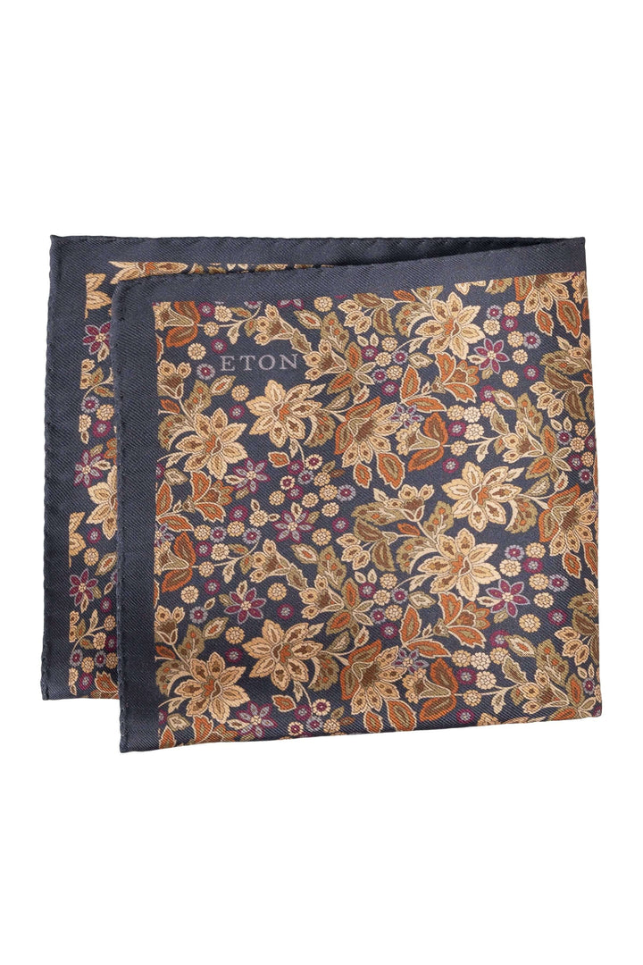 Foulard de poche en soie avec motif floral riche, idéal pour un style sophistiqué.