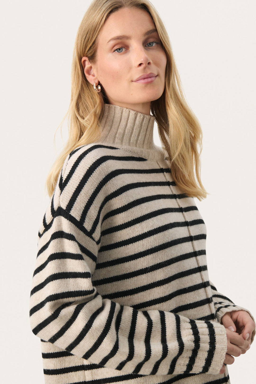 Stand-up collar knit