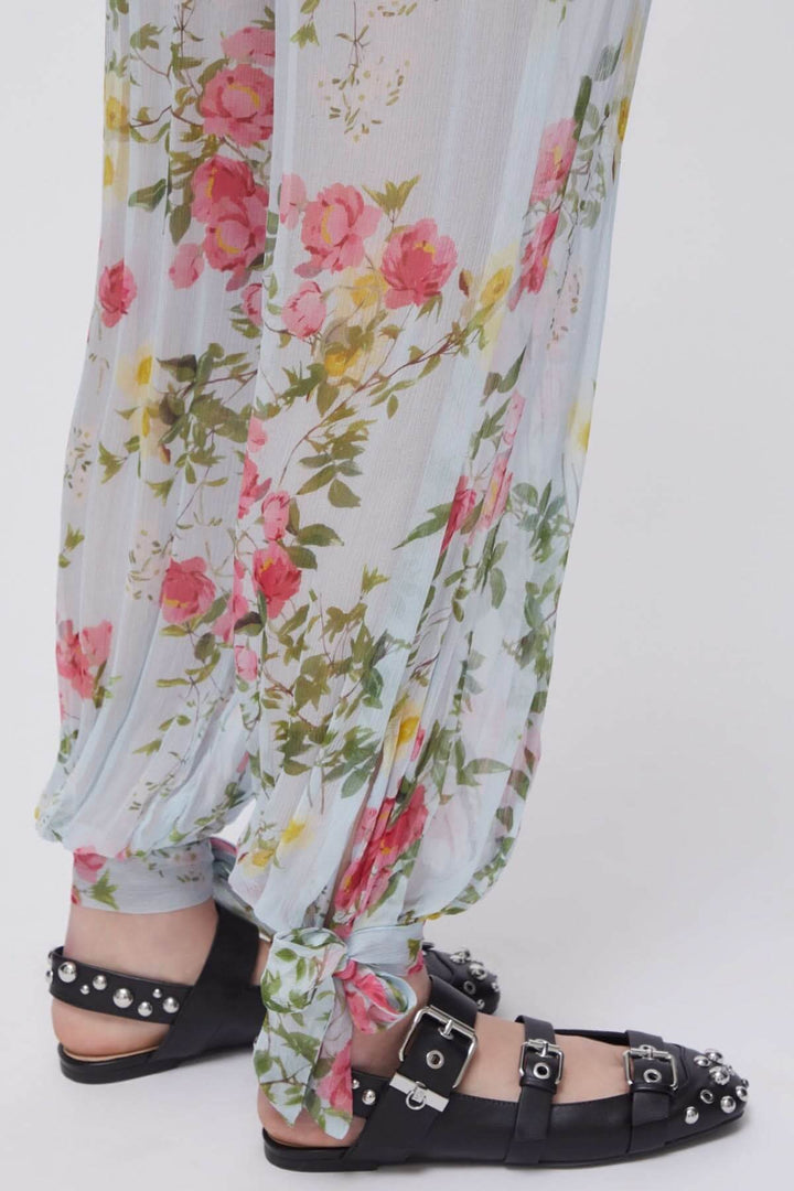 Flowy pants with a floral print