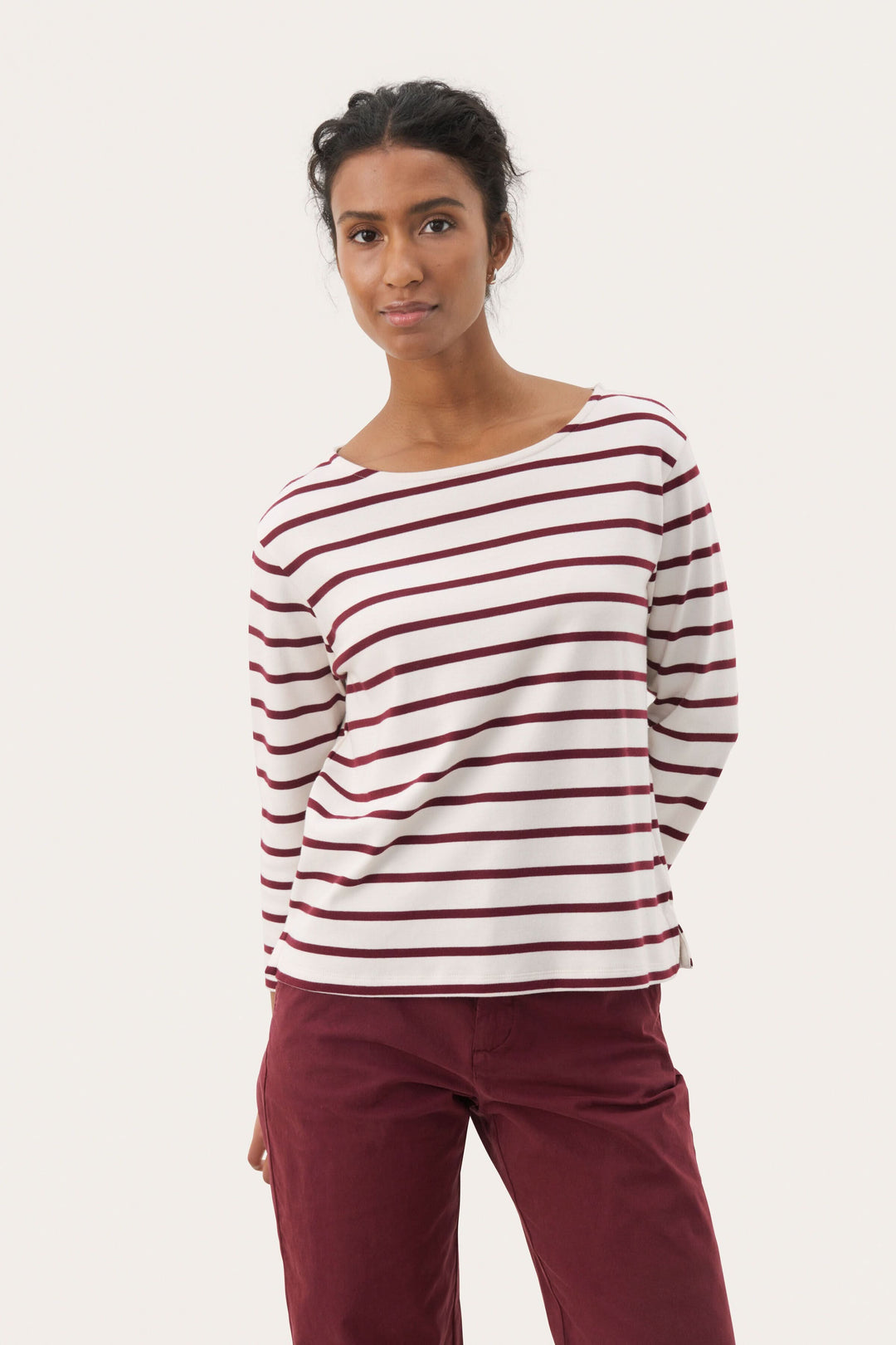 Chandail Nela rayé à manches longues avec encolure bateau, porté par un modèle, style casual chic.