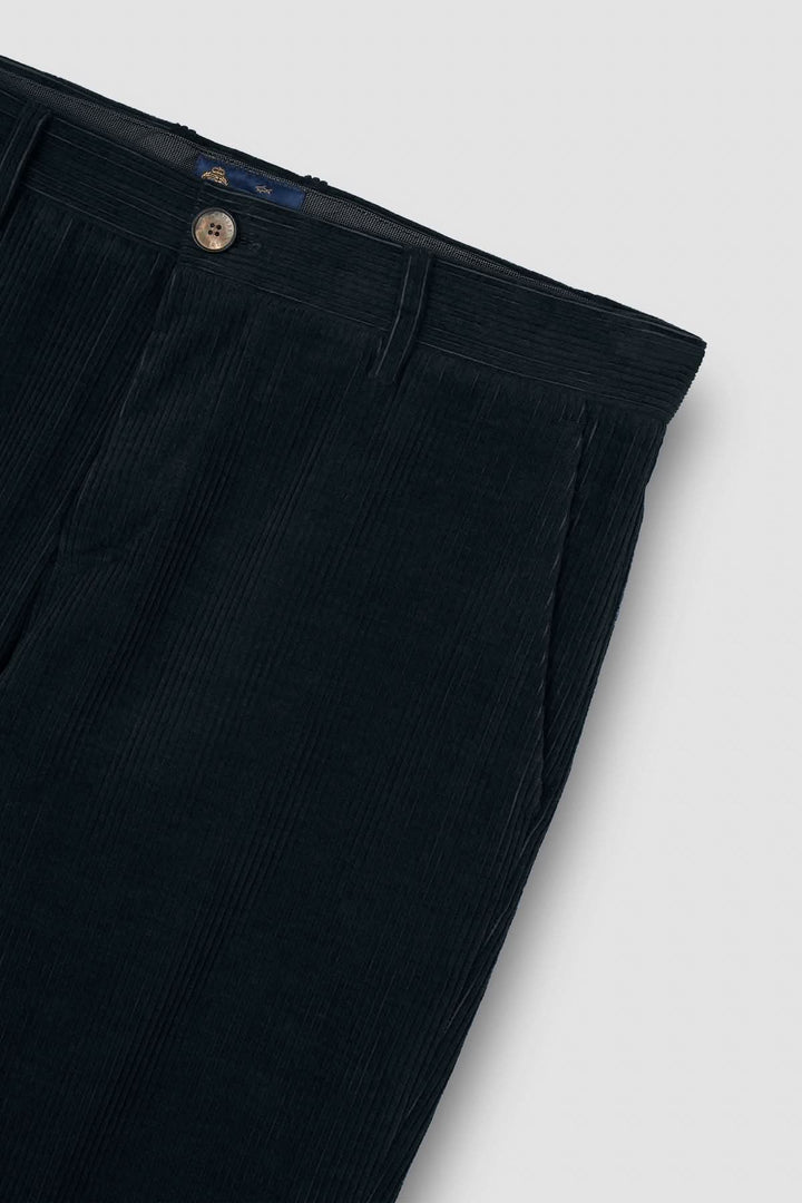 Pantalon en velours côtelé noir à côtes larges, élégant et confortable, parfait pour l'automne.