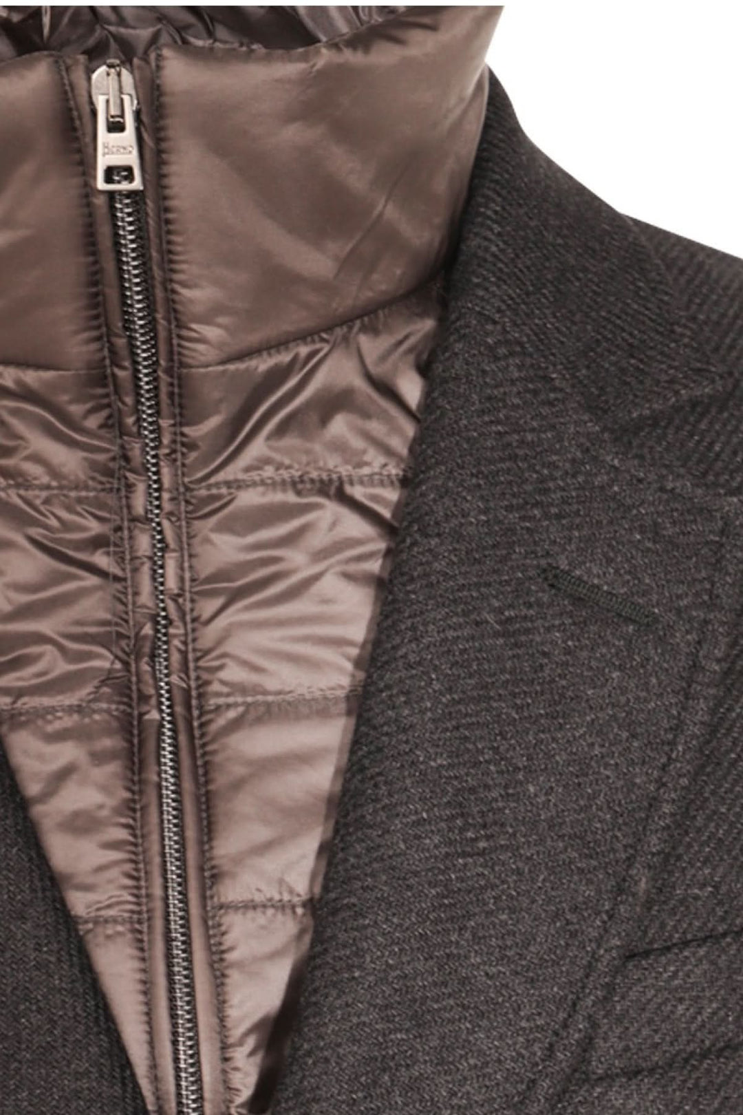 Manteau classique avec col à revers et plastron matelassé amovible, parfait pour l'élégance urbaine.