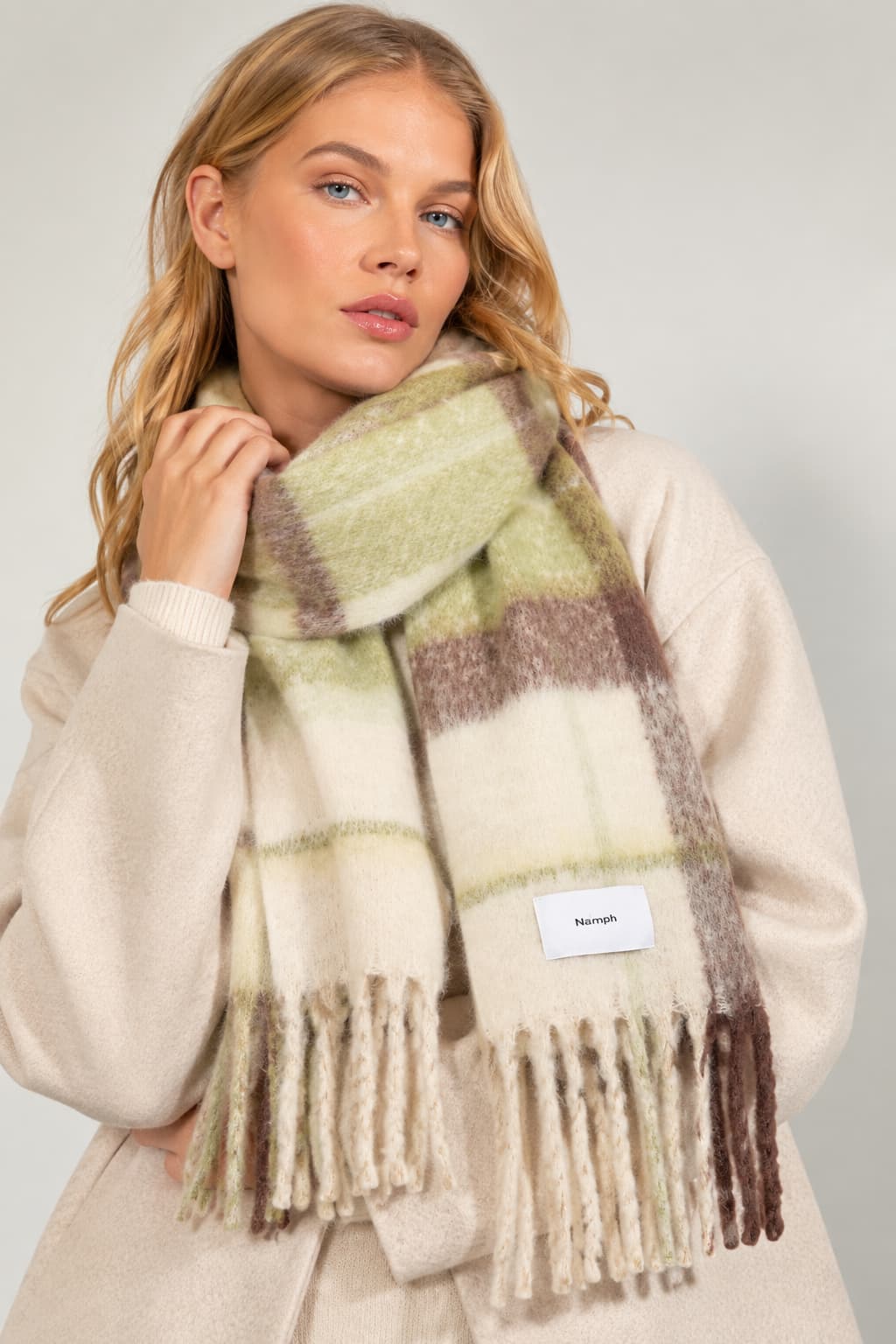 Foulard à carreaux avec franges vue de face pour femme Numph