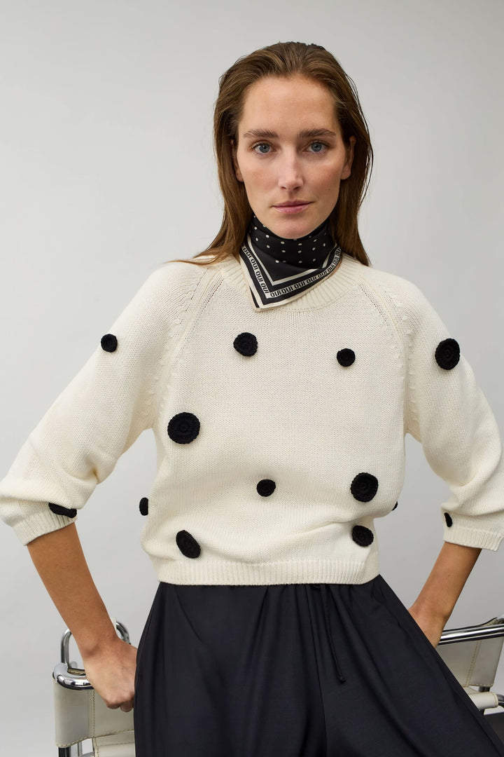 Vue de face foulard carré à pois noir et blanc Oui pour femme - Valérie Simon