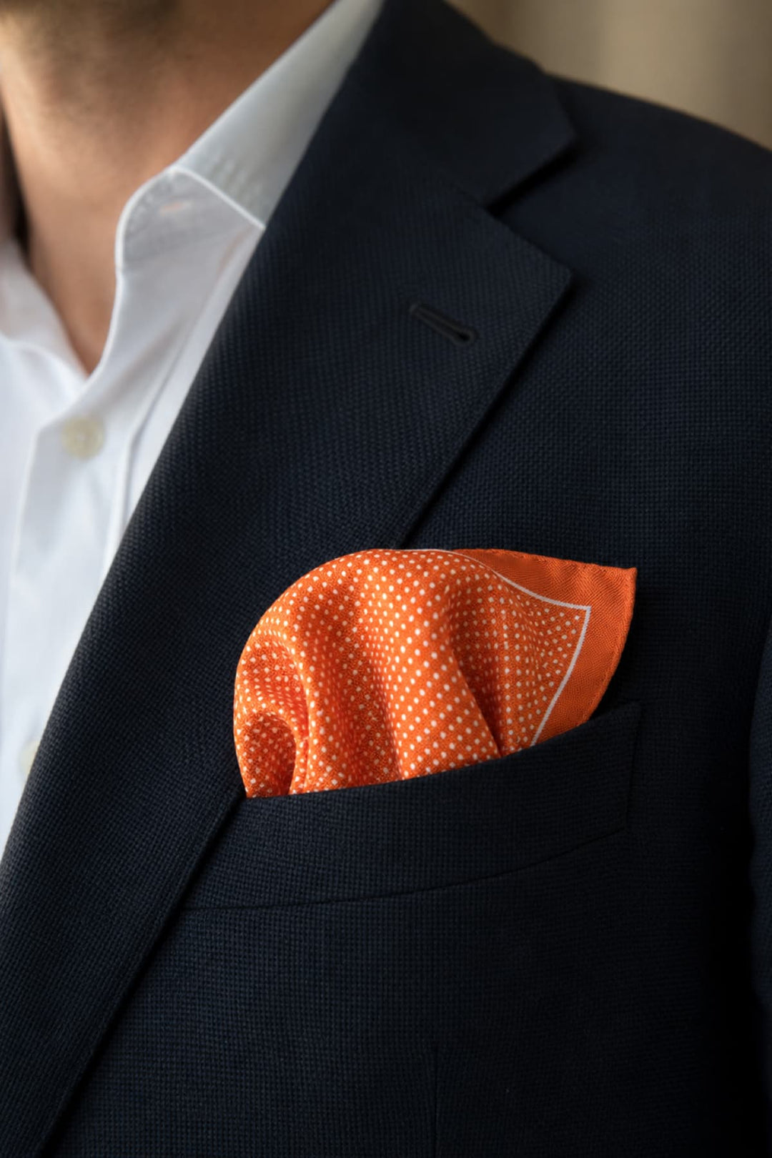 Vue de face foulard de poche micro-motif Eton pour homme bleu marine avec détails fins - Valérie Simon