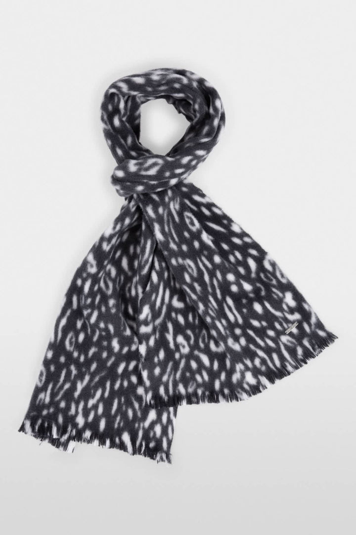 Foulard en laine à motif léopard vue de face pour femme Marc Cain