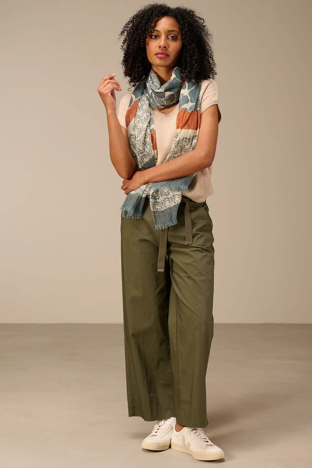 Vue latérale foulard léger imprimé Nile en tons pastel porté par femme - Valérie Simon