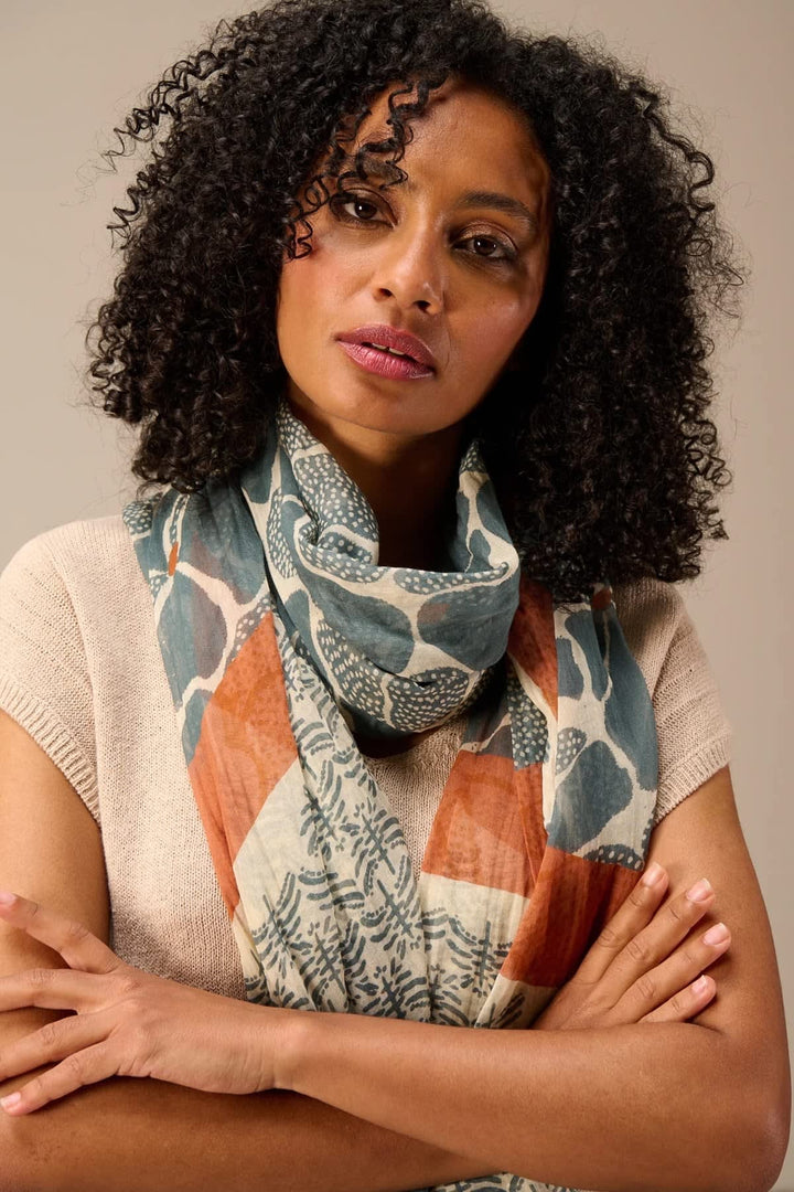 Vue de détail foulard imprimé léger multicolore Nile pour femme avec motifs abstraits - Valérie Simon