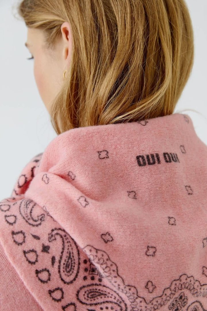 Foulard triangulaire à motif paisley vue de face pour femme Oui