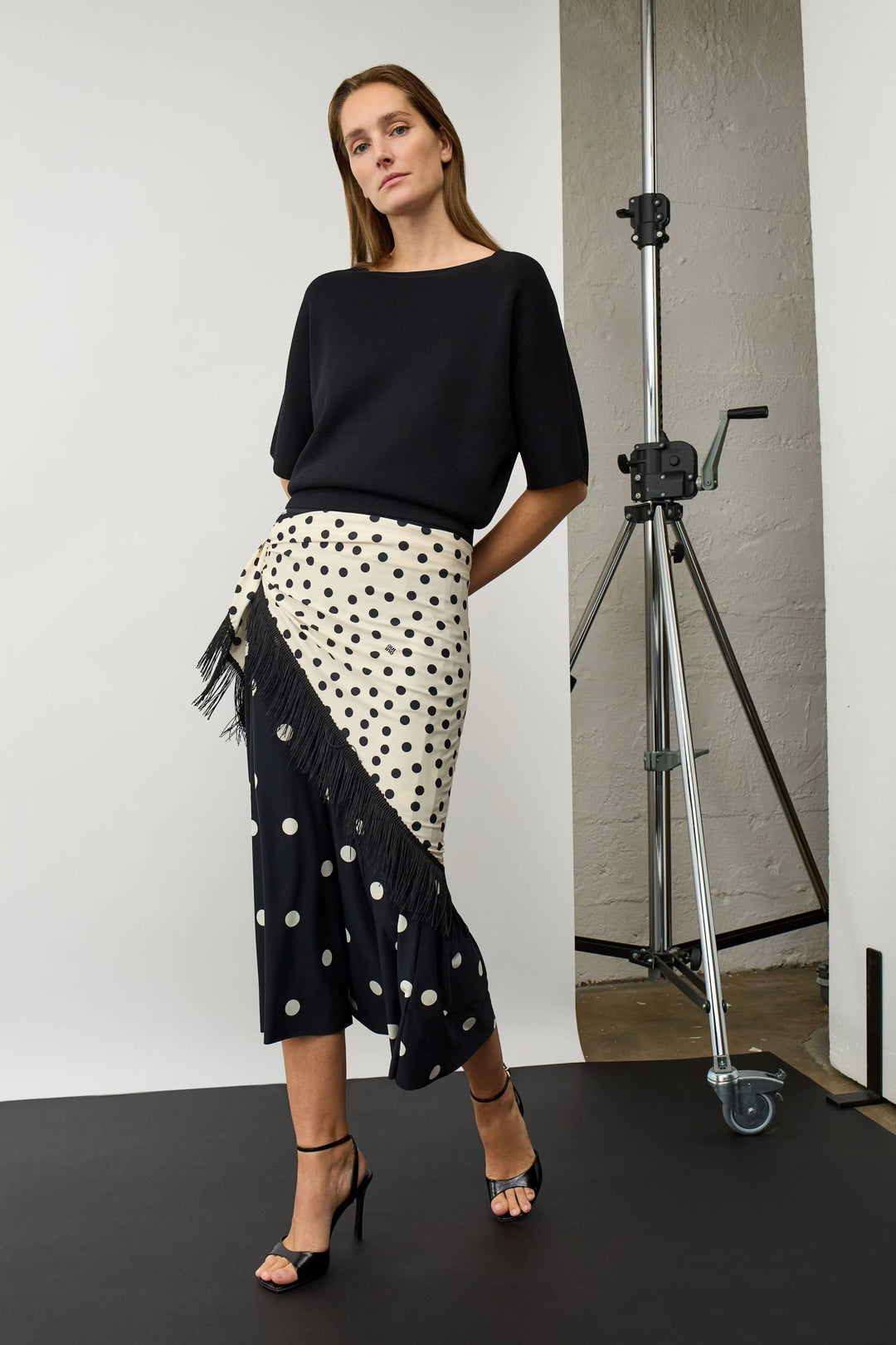 Vue côté foulard à pois et franges Oui pour femme noir - Valérie Simon