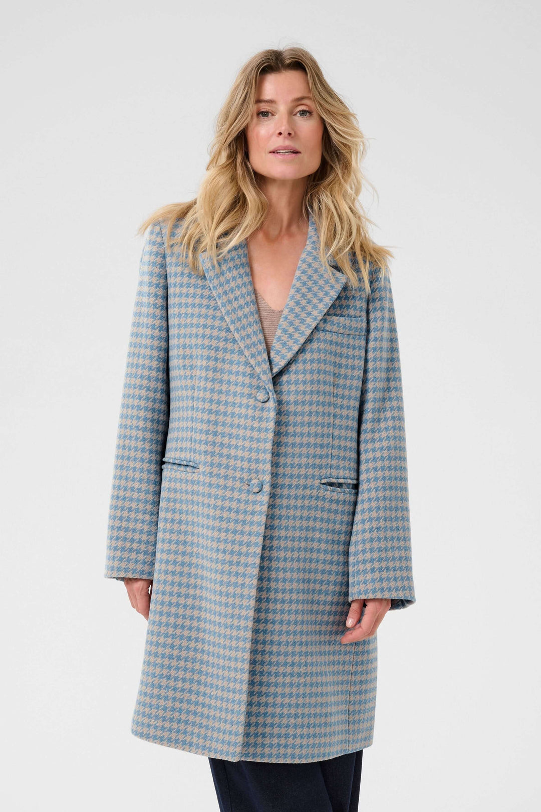 Manteau Westie à motif pied-de-poule et coupe droite, élégance moderne et structurée pour un look chic en automne.