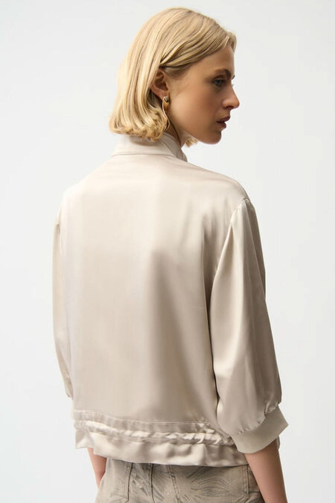 Lightweight jacket with zipper closure