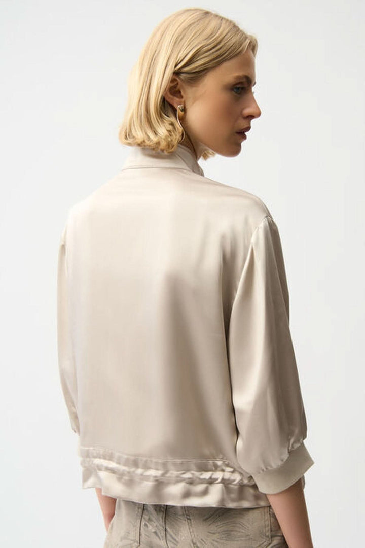Lightweight jacket with zipper closure