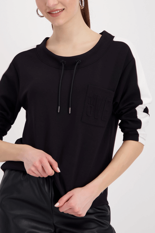 Chandail à rayures avec bandes contrastantes, col rond ajustable à cordons, coupe décontractée, idéal pour un look sport-chic moderne.