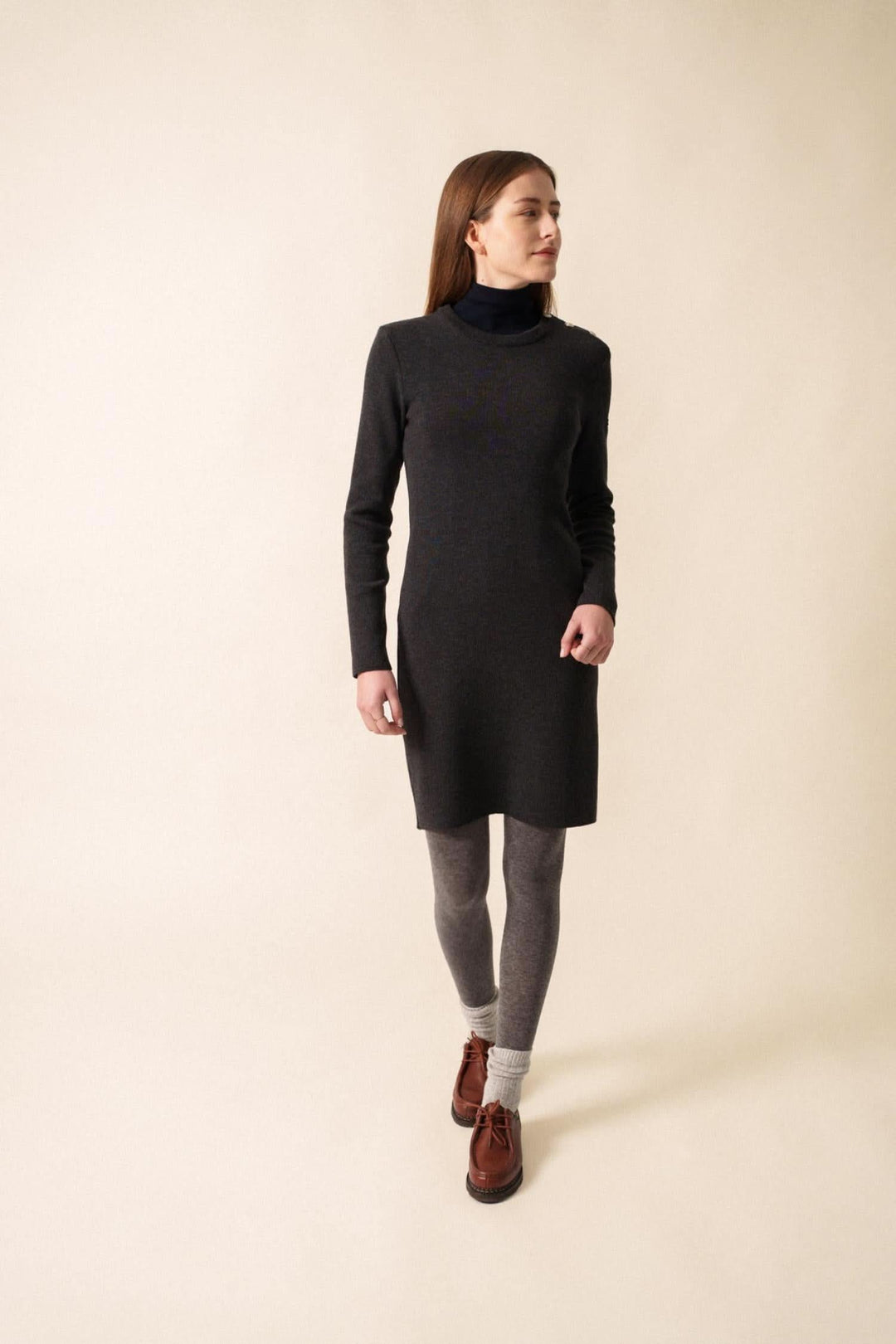 Robe Grande Maree U en maille fine, coupe ajustée, portée avec collants et bottines, pour un look automnal chic.