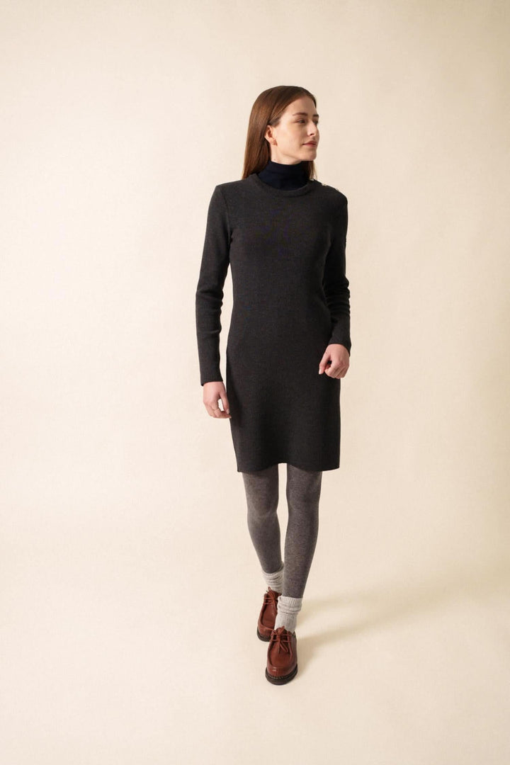 Robe Grande Maree U en maille fine, coupe ajustée, portée avec collants et bottines, pour un look automnal chic.