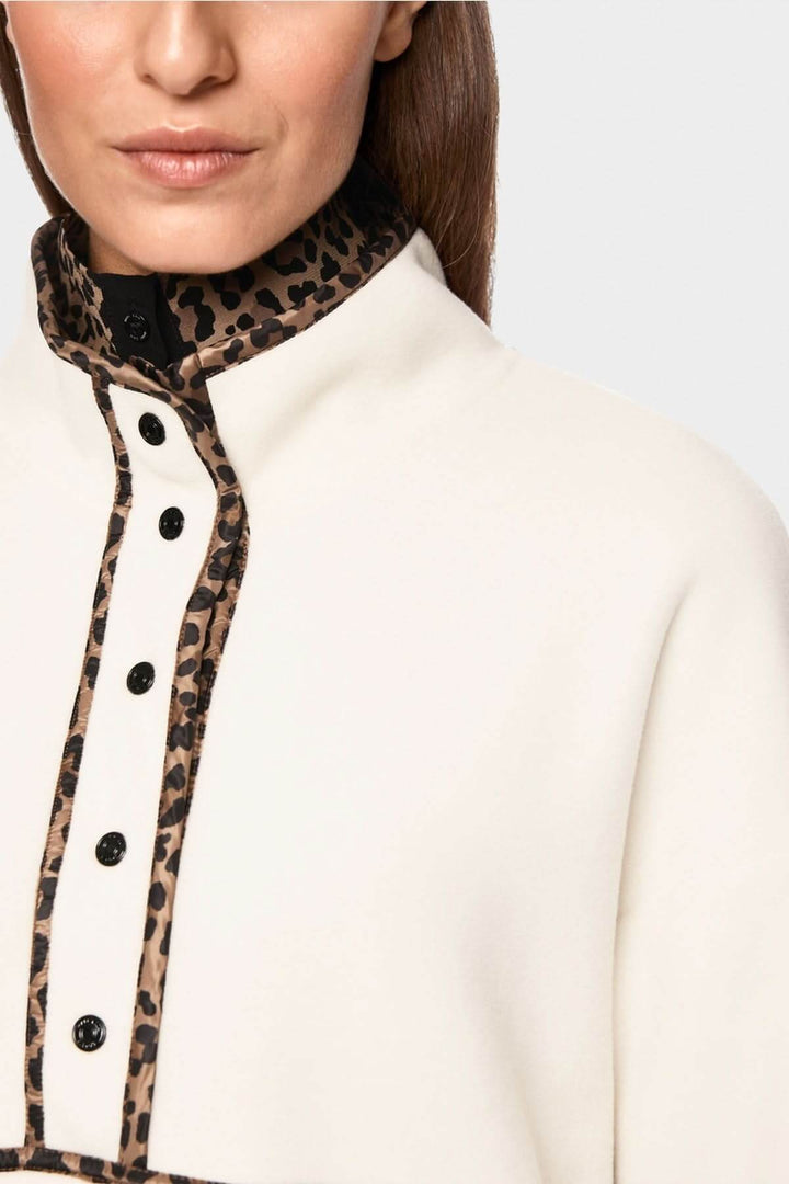 Chandail col montant avec patte de boutonnage et détails imprimés contrastés en léopard, confortable et élégant pour un style tendance.