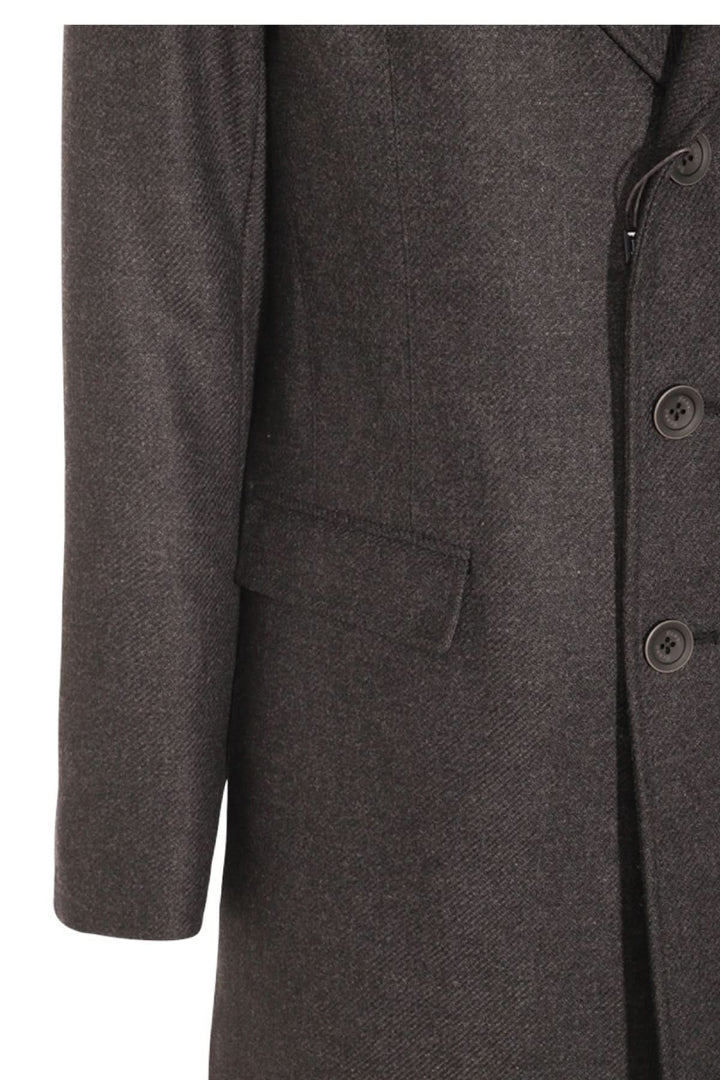 Manteau coupe classique en laine, col à revers et fermeture à trois boutons, style élégant et chaleureux.