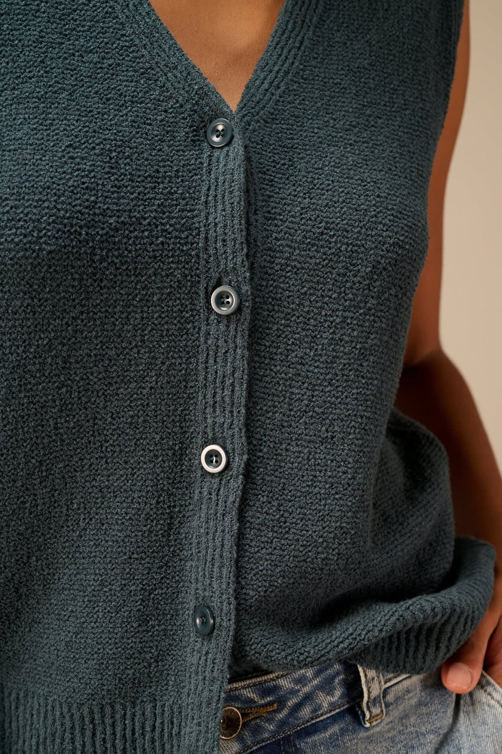 Gilet en tricot sans manches boutonné vue de face pour femme Nile