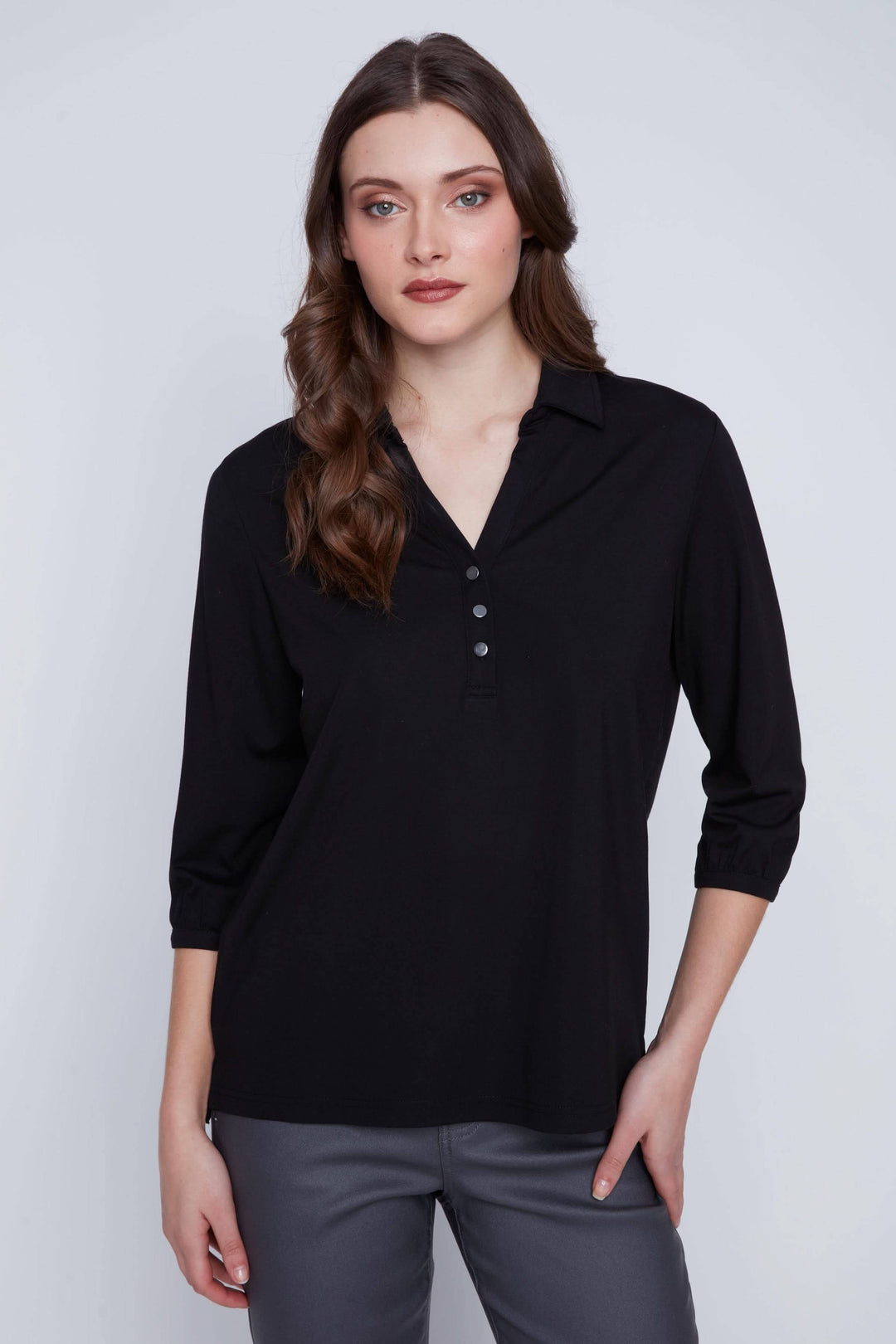 Blouse noire à manches 3/4 avec encolure en V et patte de boutonnage, style élégant et décontracté.