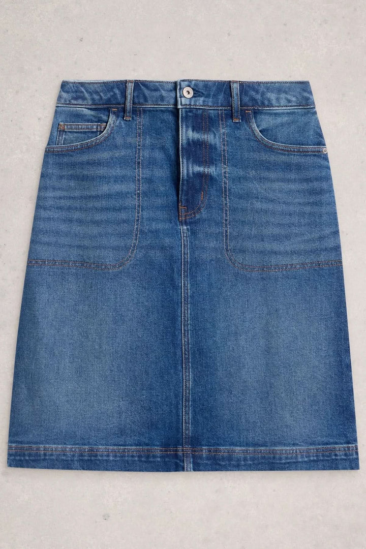 Jupe Tia en denim bleu avec taille haute et coupe droite, parfaite pour un look casual chic avec un t-shirt ou une blouse élégante.