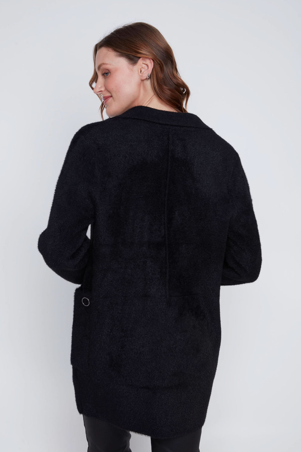 Manteau à poils courts noir, coupe droite, col à revers, élégant et confortable.