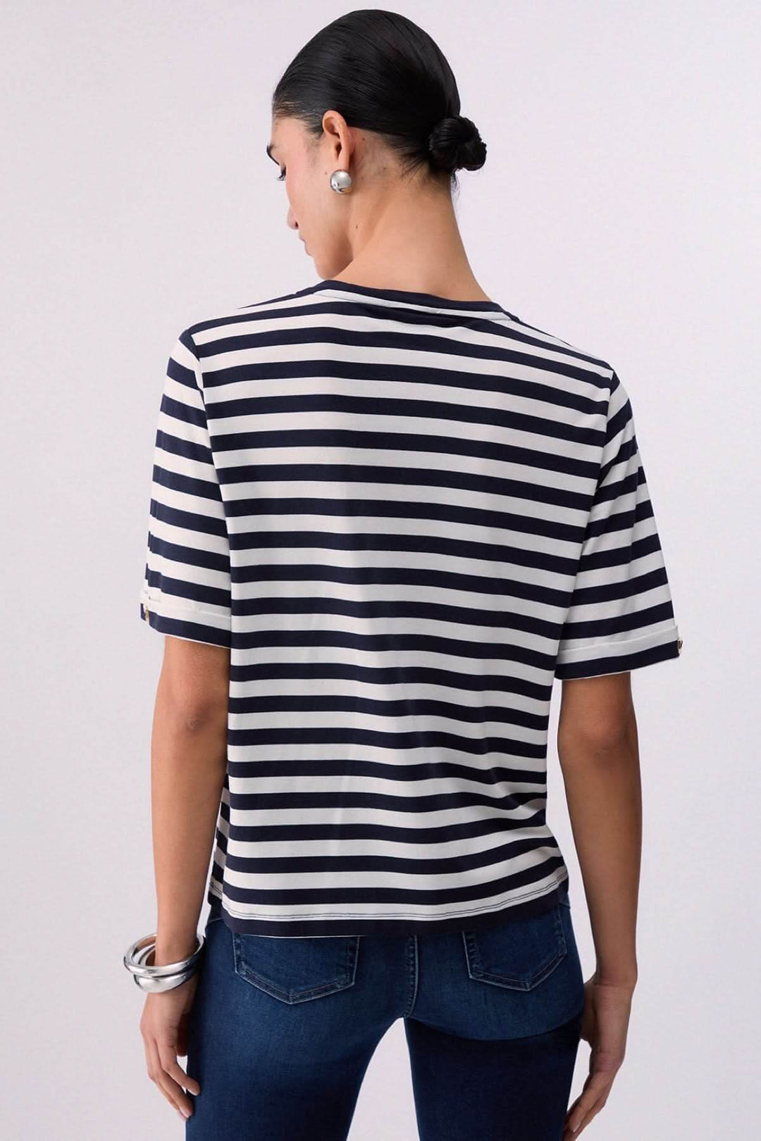 T-shirt rayé col en V avec motif décoratif