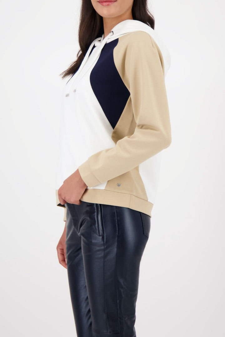 Sweat colorblock à capuche moderne avec trois teintes, blanc avant-capuche, beige manches-bas, noir côtés, chic urbain décontracté