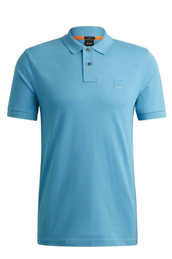 Chandail polo bleu clair BOSS avec logo ton sur ton sur la poitrine et col à boutons.