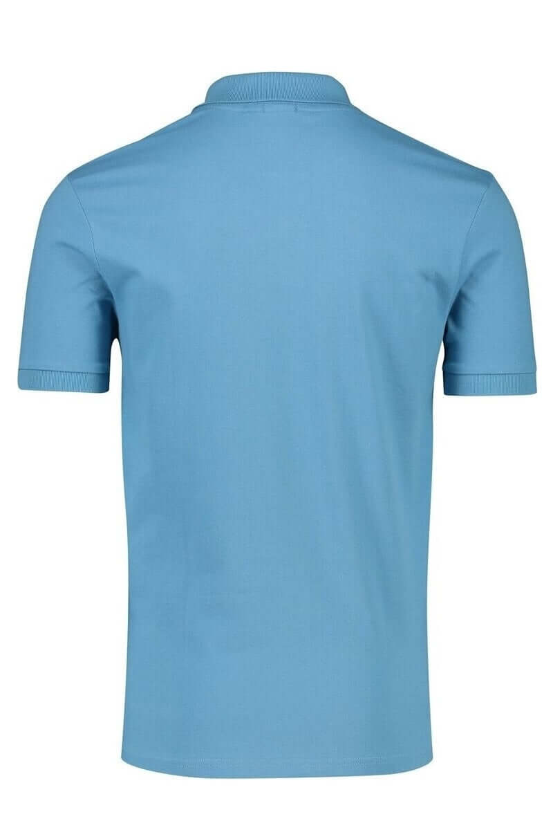 Chandail polo à dos uni bleu, col polo et manches courtes, style classique et décontracté.