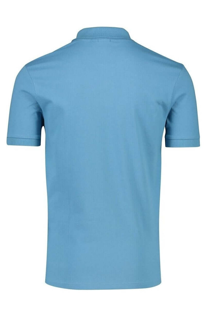 Chandail polo à dos uni bleu, col polo et manches courtes, style classique et décontracté.