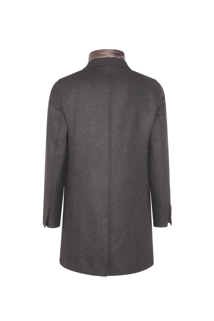 Manteau classique noir à col à revers, vue arrière, élégant et adapté aux températures froides.