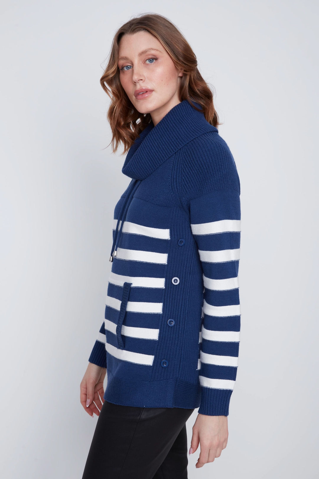 Chandail rayé à manches longues bleu marine et blanc avec col bénitier et poche avant.