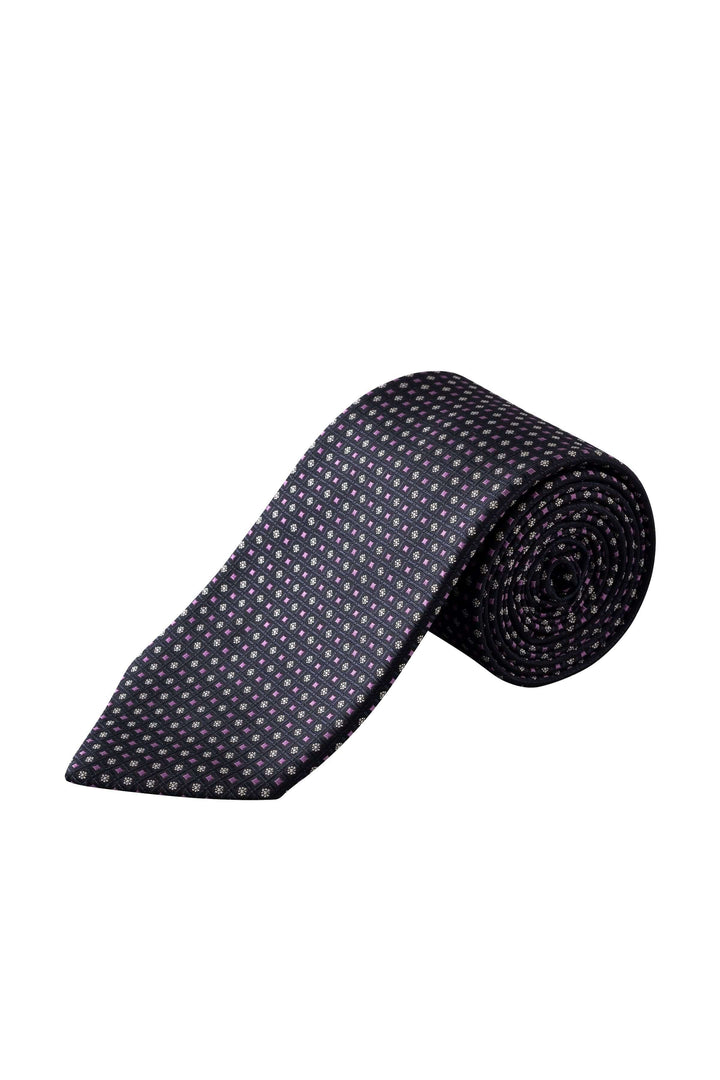 Cravate géométrique en satin, parfaite avec une chemise blanche et un costume uni, pour un look formel élégant.