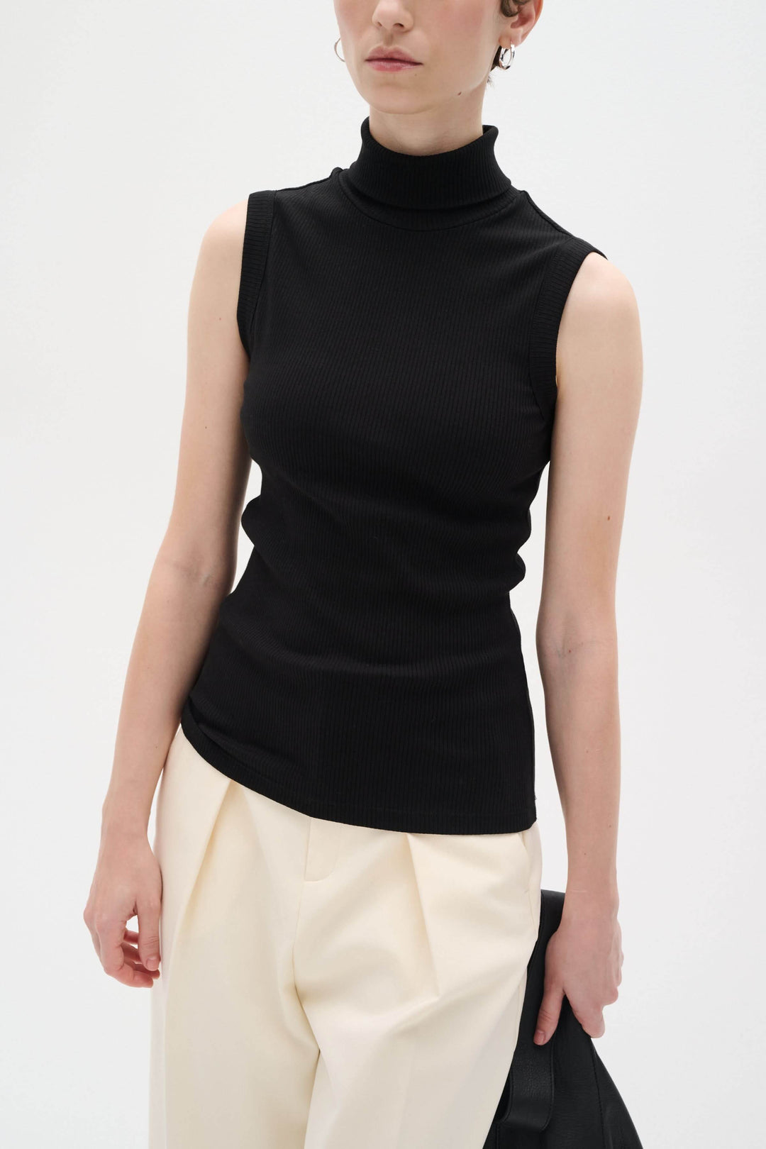 Camisole Dagna noire sans manches à col montant, coupe ajustée en jersey côtelé, élégante et confortable.