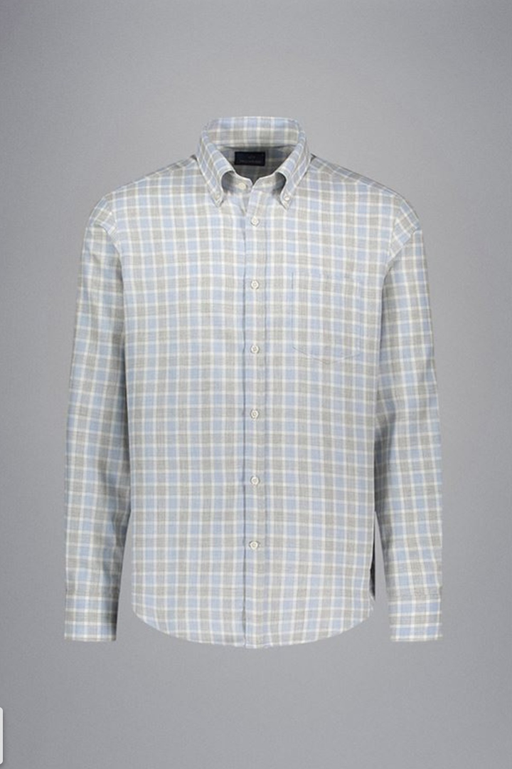 Chemise en flanelle à carreaux bleu pâle et gris, confort doux, col boutonné, style hivernal.