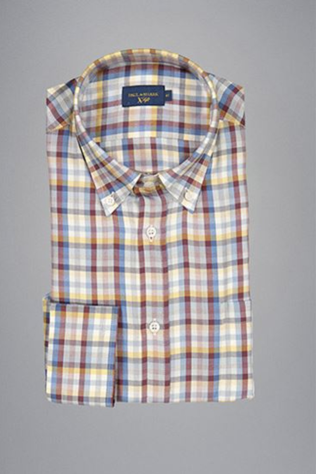 Chemise en flanelle à carreaux multicolores sur fond gris, avec col boutonné et poche poitrine.