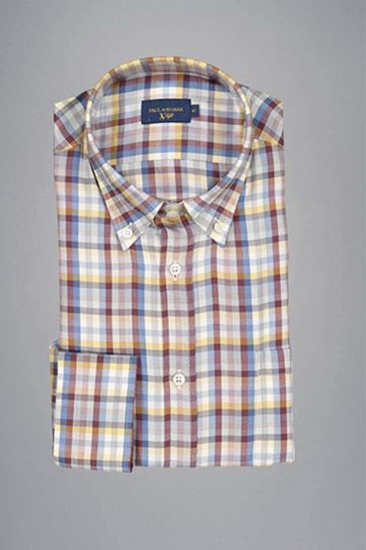 Chemise en flanelle à carreaux multicolores sur fond gris, avec col boutonné et poche poitrine.