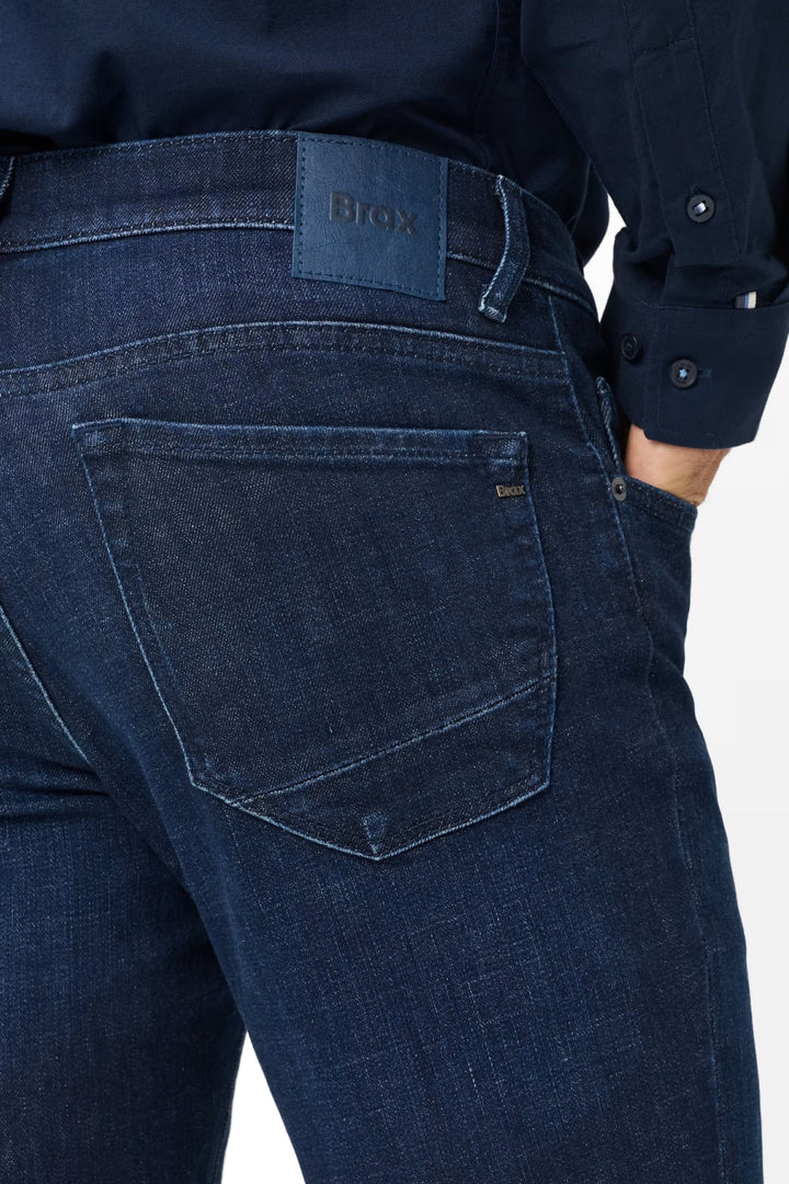 Jean à coupe droite Chuck bleu vue de face pour homme Brax