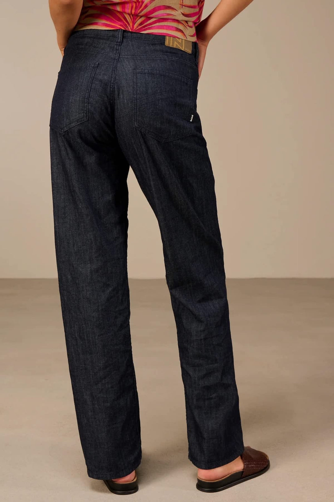 Jean à jambe large vue de face pour femme Nile