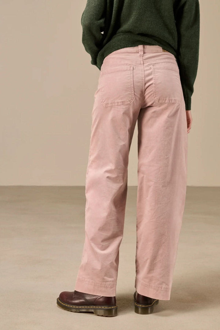 Jean bleu à jambes larges et poches plaquées vue de face pour femme Nile