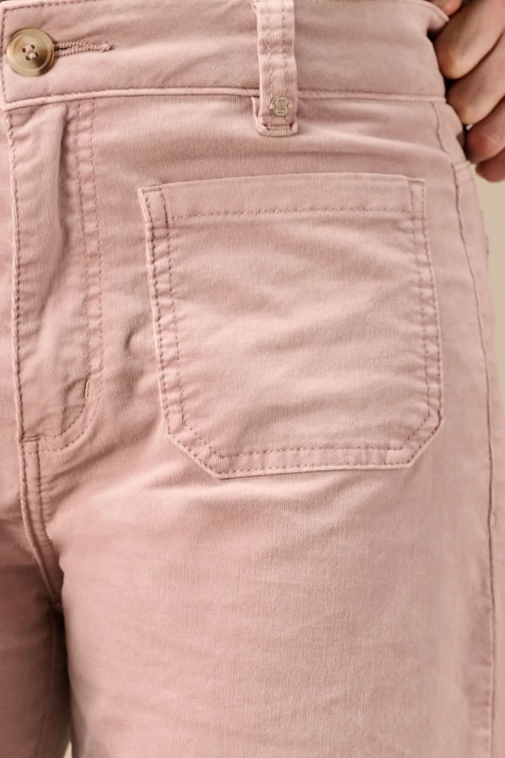 Jean à jambes larges avec poches plaquées vue de face pour femme Nile