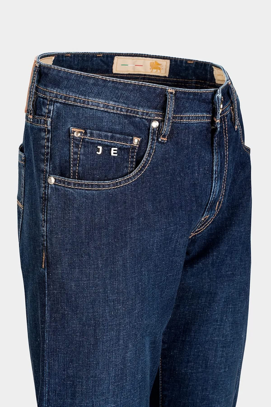 Rear view of Tramarossa men&