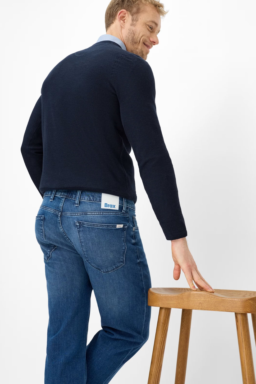 Vue de dos jean Brax pour homme gris avec poches arrière en V - Valérie Simon