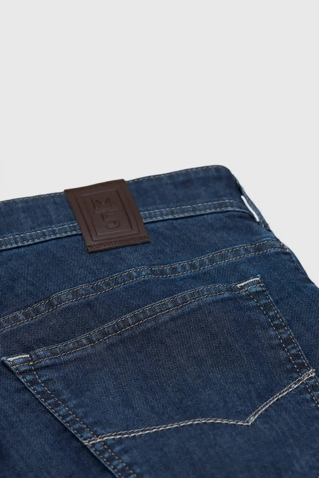 Vue latérale jean moderne M-5 pour homme gris détails poches - Valérie Simon