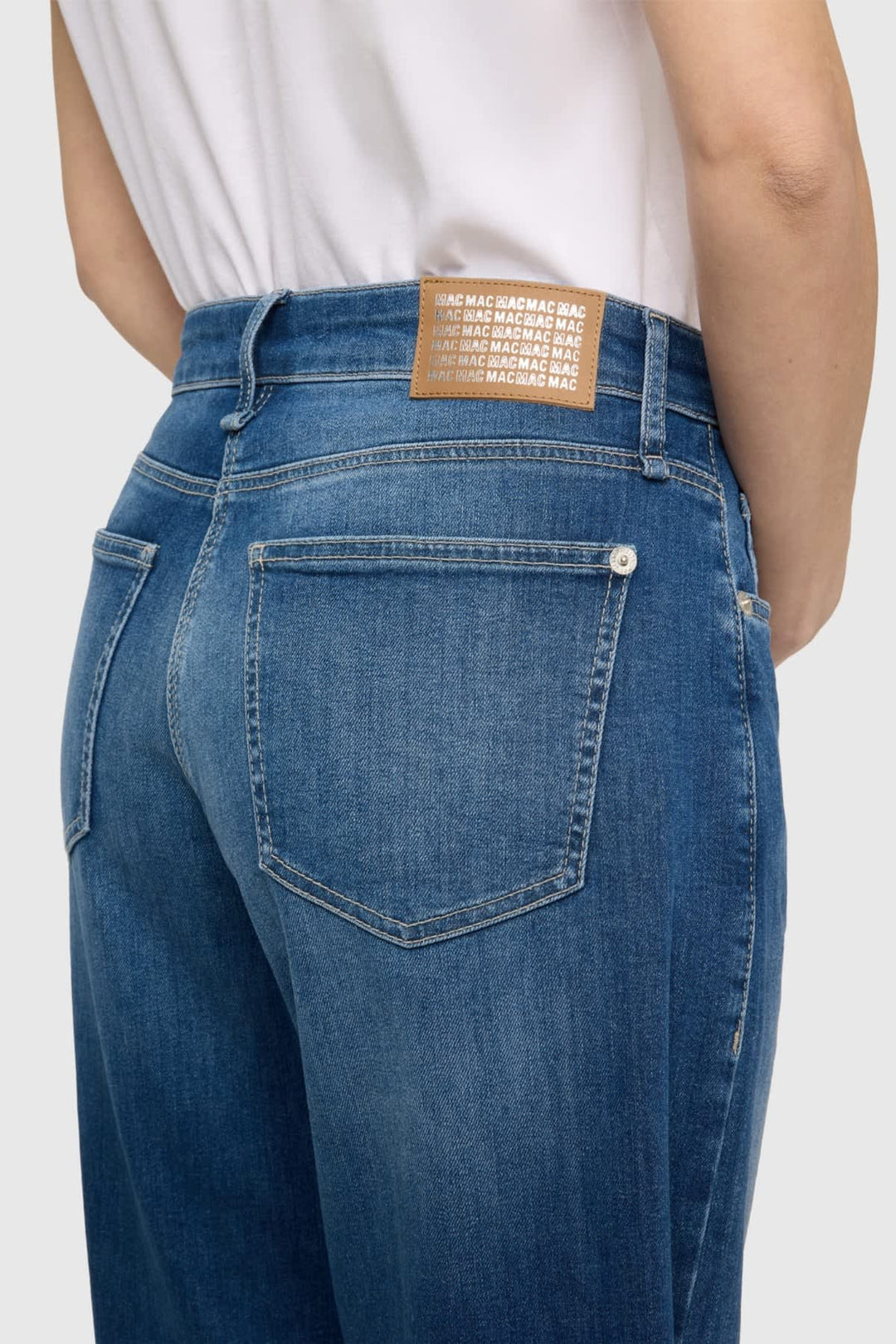 Jean ballon en denim bleu clair vue de face pour femme Mac Jeans